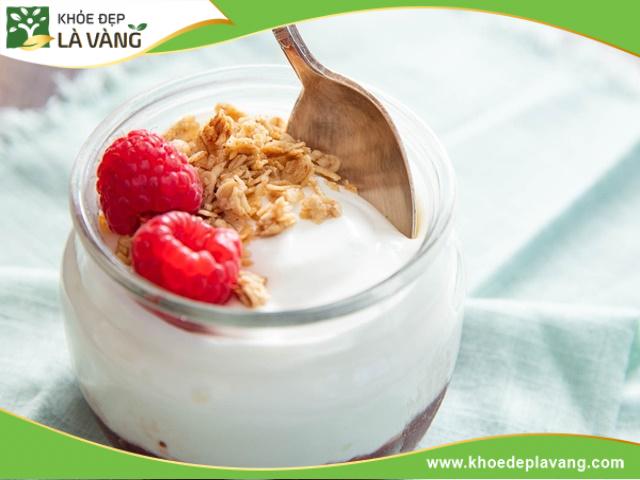 Sữa chua kết hợp với trái cây hoặc hạt giúp tăng cường hấp thụ dinh dưỡng