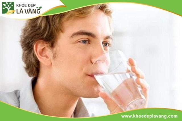 Uống đủ nước giúp cấp ẩm cho da mịn màng