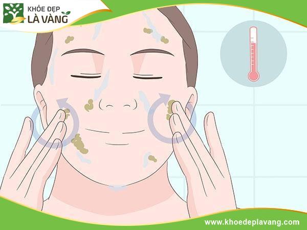 Massage nhẹ nhàng nước chè xanh ở nhiệt độ thích hợp lên da mặt