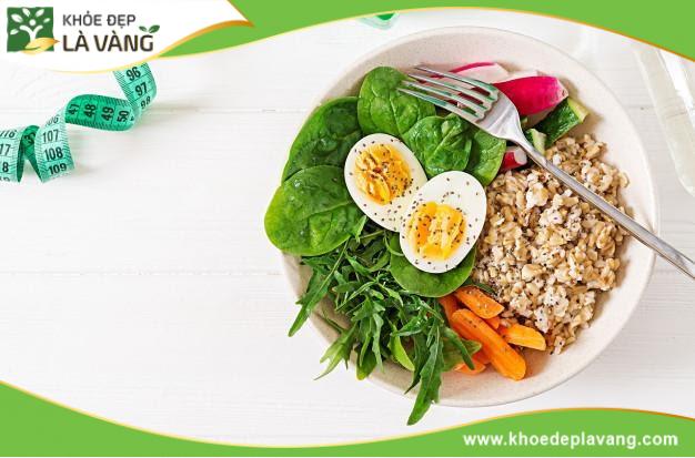 Cần kết hợp chơi cầu lông với chế độ ăn uống lành mạnh để giúp chiều cao phát triển tốt