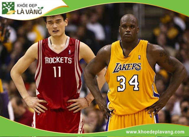 Yao Ming - Cầu thủ bóng rổ người Trung Quốc sở hữu chiều cao 2.29m