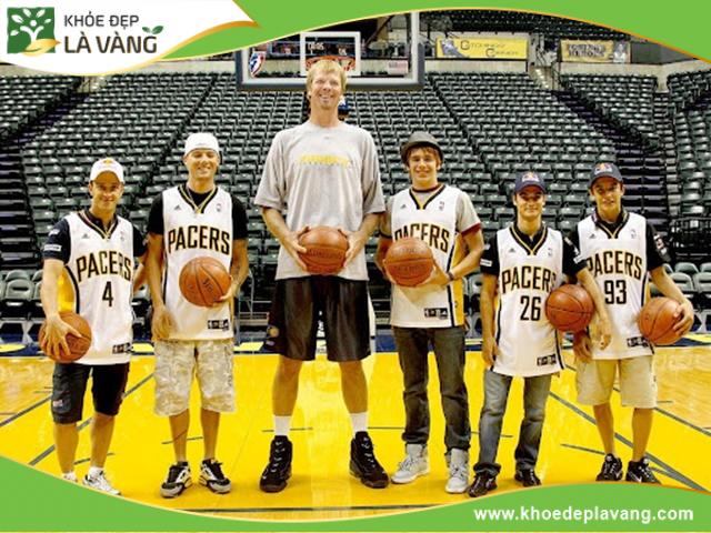 Rik Smits nổi bật so với các hậu bối với chiều cao 2.24m