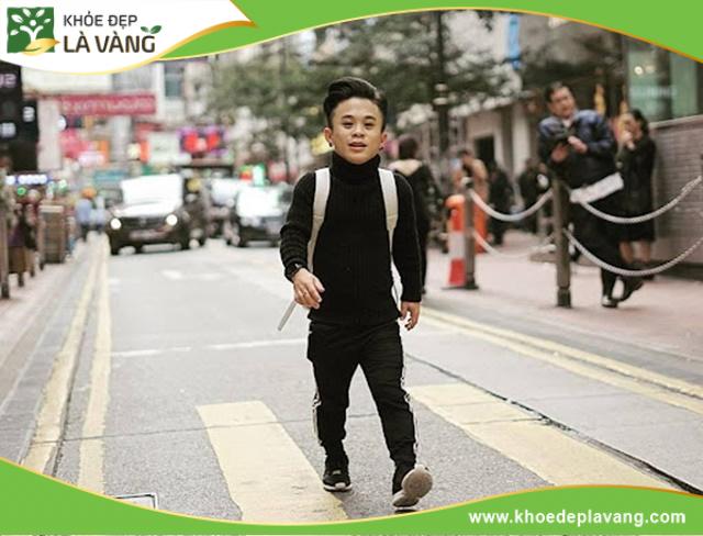 Xuân Tiến có chiều cao 1m26, được nhiều người biết đến với vai trò diễn viên
