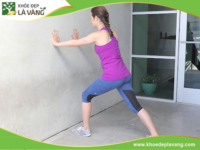 Không chỉ kéo căng chân, bài tập này còn giúp bạn kéo căng toàn cơ thể