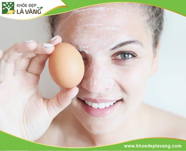Tính chất kết dính của lòng trắng trứng giúp loại bỏ được bụi bẩn sâu trong chân lông