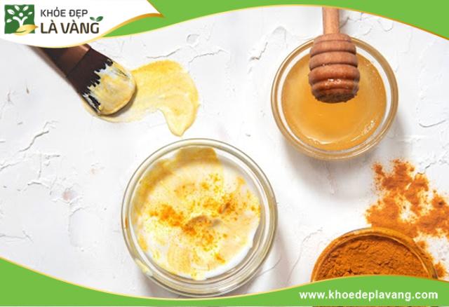 Mật ong kết hợp với nghệ giúp tạo hỗn hợp thoa da trị mụn