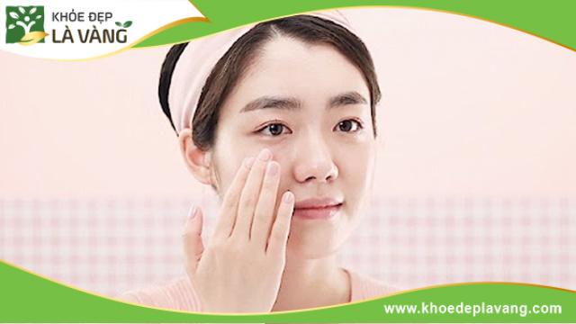 Sử dụng kem bôi trị mụn là một cách đơn giản và hiệu quả