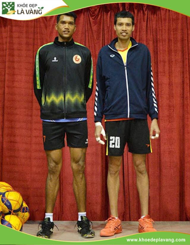 Chế Quốc Vô Lít (bên trái) chụp hình cùng Cù Văn Hoàn (bên phải)