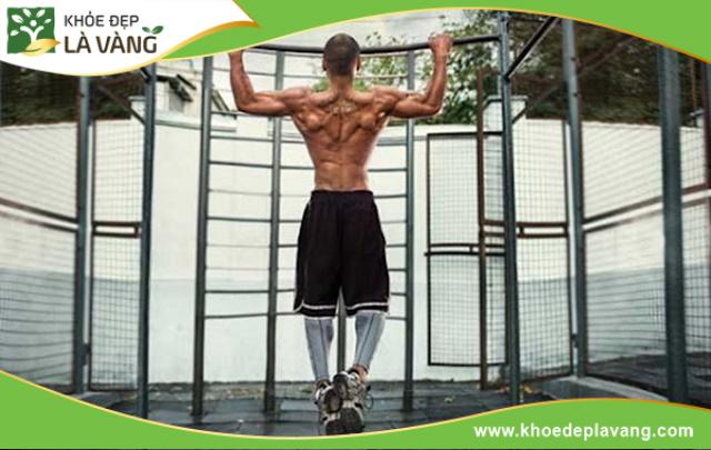 Bên cạnh tập gym với tạ bạn có thể kết hợp với hít xà đơn để tăng cường cải thiện chiều cao lý tưởng