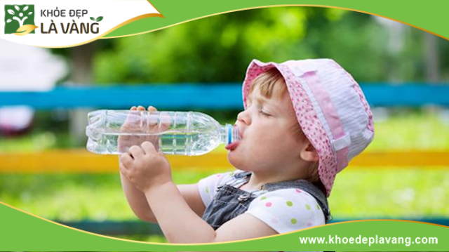 Uống đủ nước là cách hiệu quả để cải thiện chiều cao