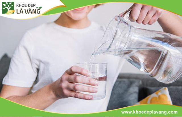 Nên uống nước từng ngụm nhỏ để tối ưu khả năng hấp thụ của cơ thể