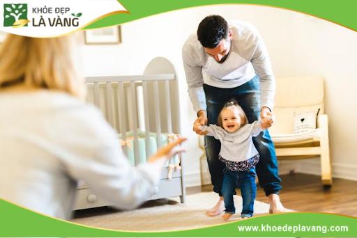 Không nên tập đi cho trẻ trước mốc 7 tháng