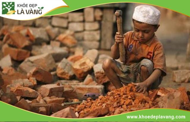 Trẻ em làm việc nặng từ nhỏ có thể kém phát triển chiều cao