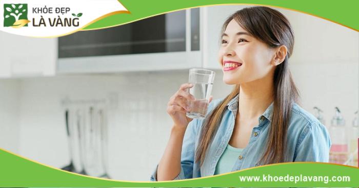 Uống nhiều nước trong giai đoạn điều trị mụn tuổi dậy thì